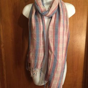 Scarf woven with tassels